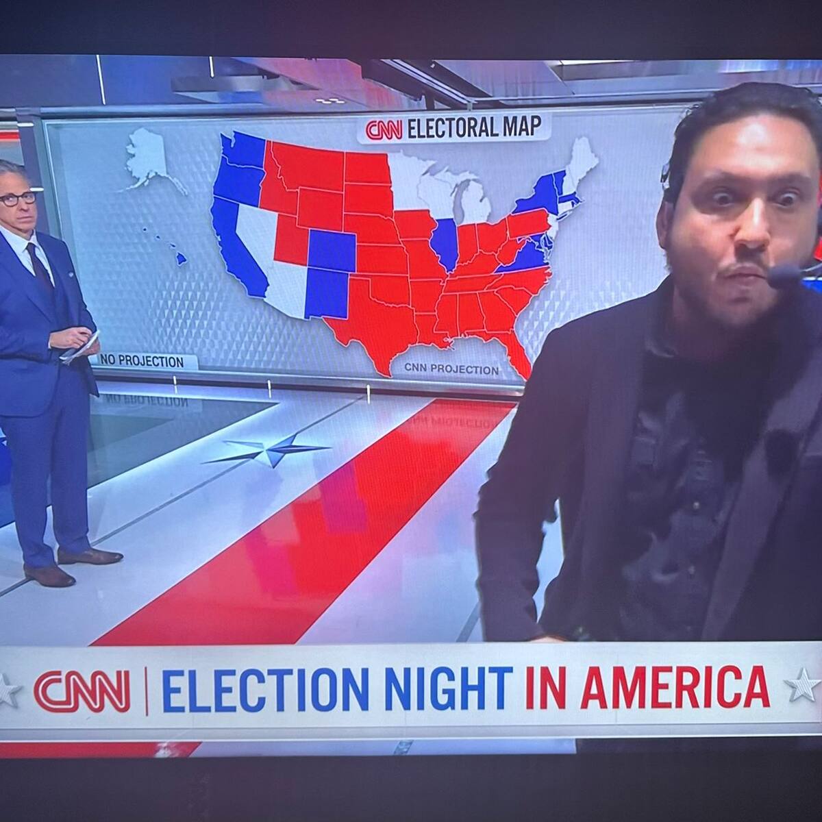 El momento 'tierra, trágame' de un productor de la CNN tras colarse por error en directo: su cara lo dice todo