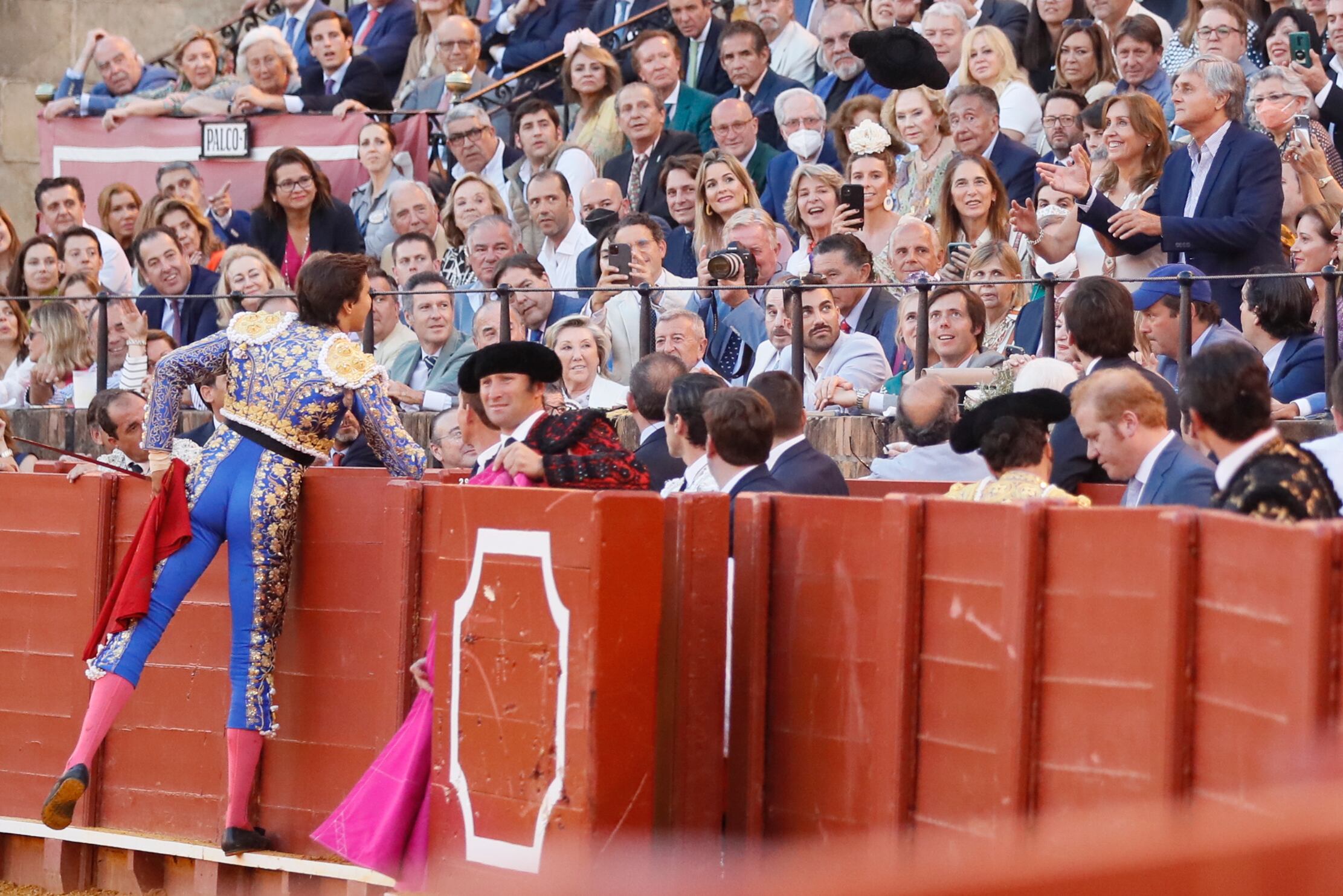 SEVILLA, 06/05/2022.- El diestro peruano Roca Rey brinda su segundo toro a sus padres durante el duodécimo festejo de abono de la Feria de Abril celebrado hoy viernes en la Real Maestranza de Sevilla. EFE/José Manuel Vidal.
