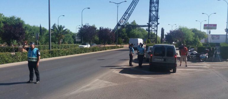 Agentes de policía local de Puertollano, en plena campaña informativa, deteniendo vehículos