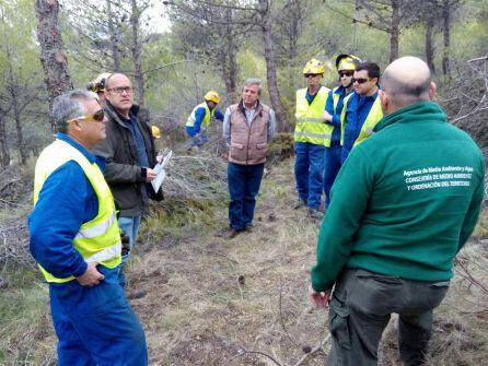 El delegado conversa con los trabajadores qeu realizan las labores