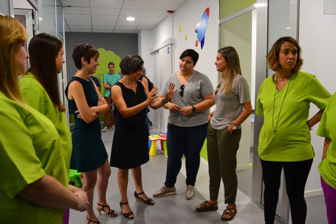 La directora territorial de Políticas Inclusivas, Carmen Fenollosa, la alcaldesa, Tania Baños, y la concejala de Servicios, Marian Artero.