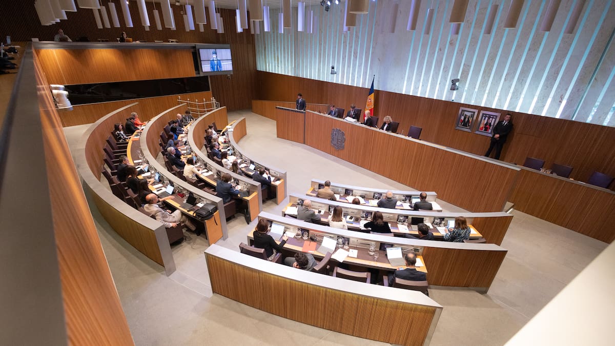 Unanimitat parlamentària amb la llei que equipararà els permisos de paternitat l'any 2030