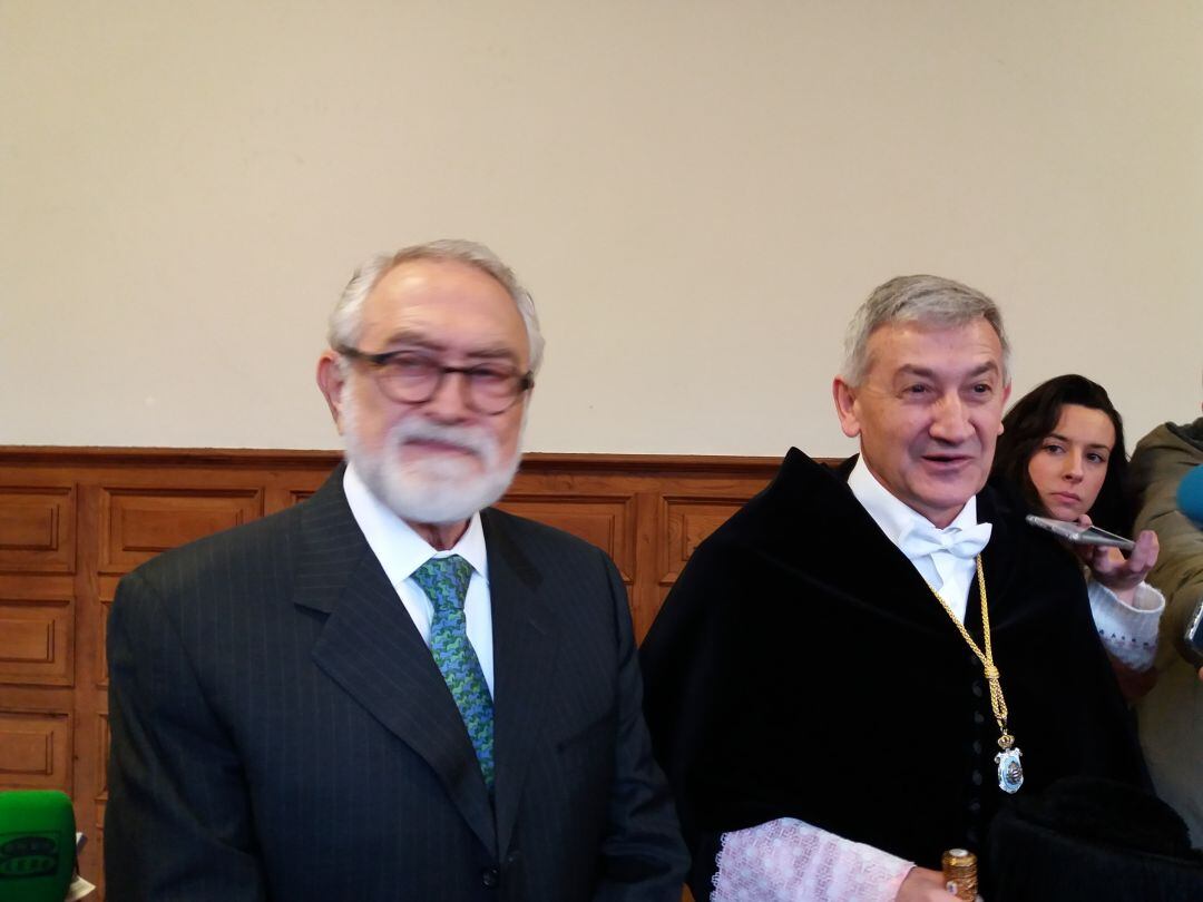 El rector de la Universidad de Oviedo, Santiago García Granda junto al científico Sir Salvador Enrique Moncada quien pronunció la conferencia de celebración de la festividad de Santo Tomás de Aquino