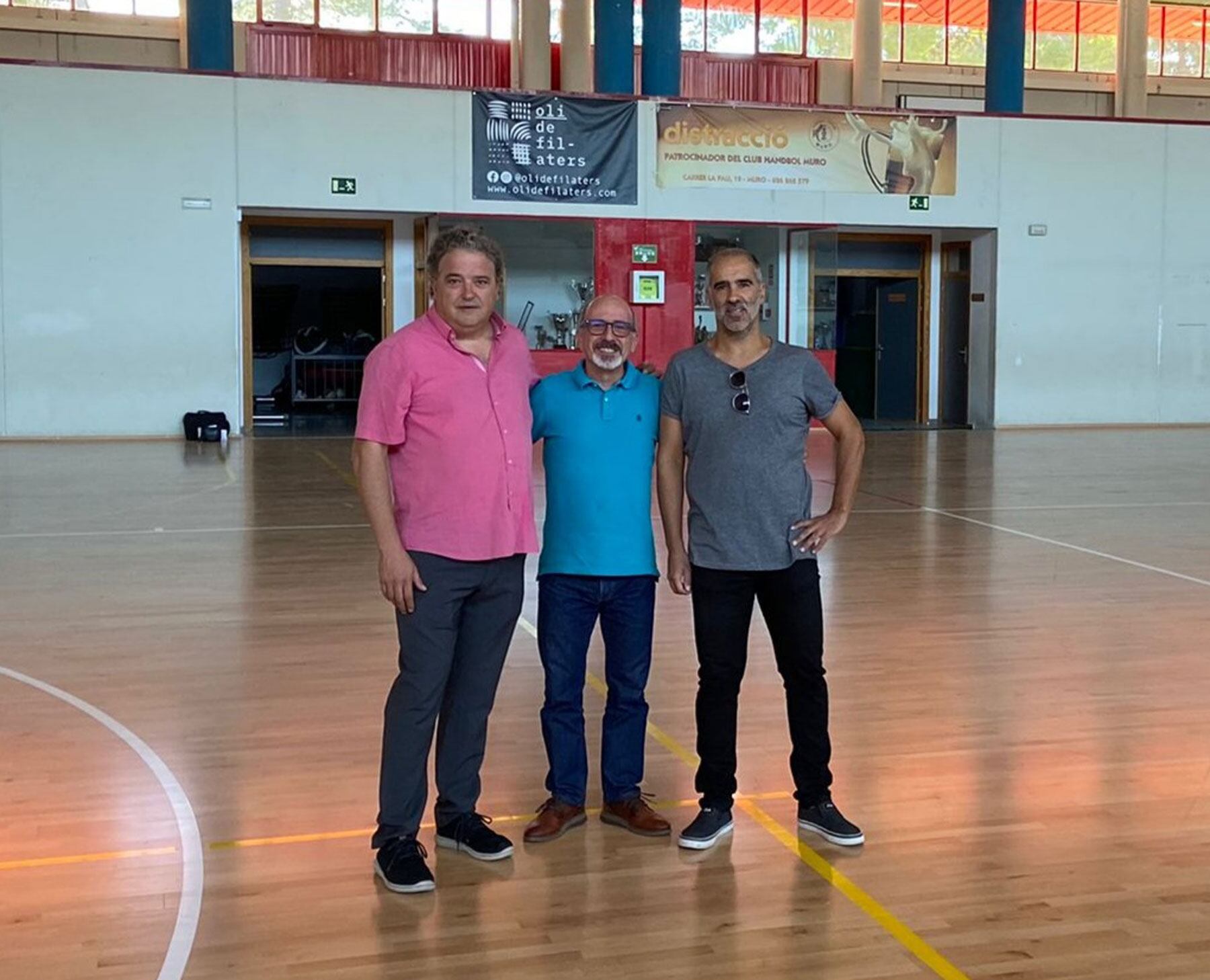 El alcalde Gabriel Tomás y el concejal de Deportes, Kike Pascual, en el remodelado pabellón