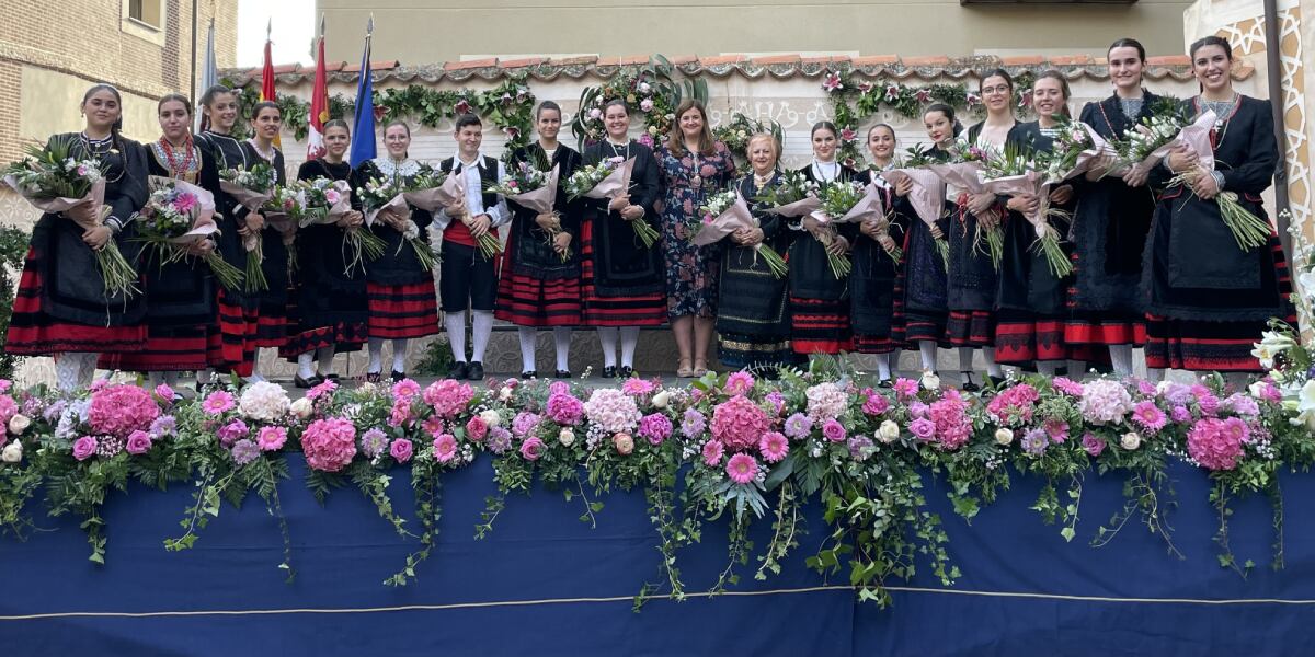 Representantes de los barrios con la Alcaldesa, Clara Martín