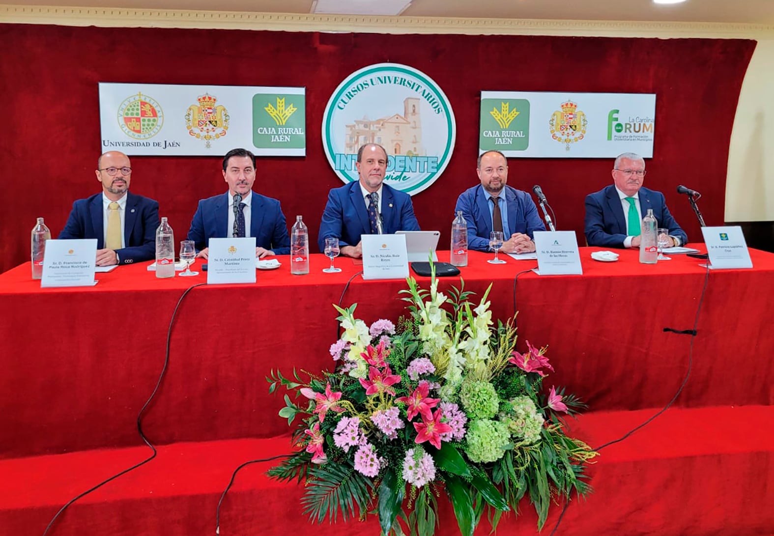 El rector de la UJA, Nicolás Ruiz (tercero por la izqda), preside la mesa de inauguración de los cursos de verano de La Carolina.