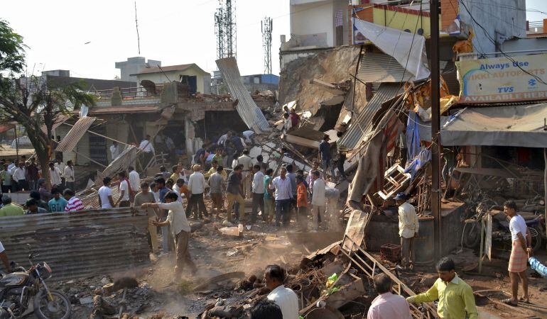 Escombros tras la explosión en el distrito de Jhabua en Madhya Pradesh (India).