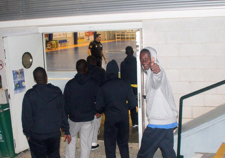 La Policía Nacional ha vuelto a habilitar esta noche un pabellón de deportes en Motril (Granada) para acoger a los 35 inmigrantes, entre ellos dos mujeres, que fueron rescatados esta tarde por Salvamento Marítimo ante la falta de espacio en el Centro de a