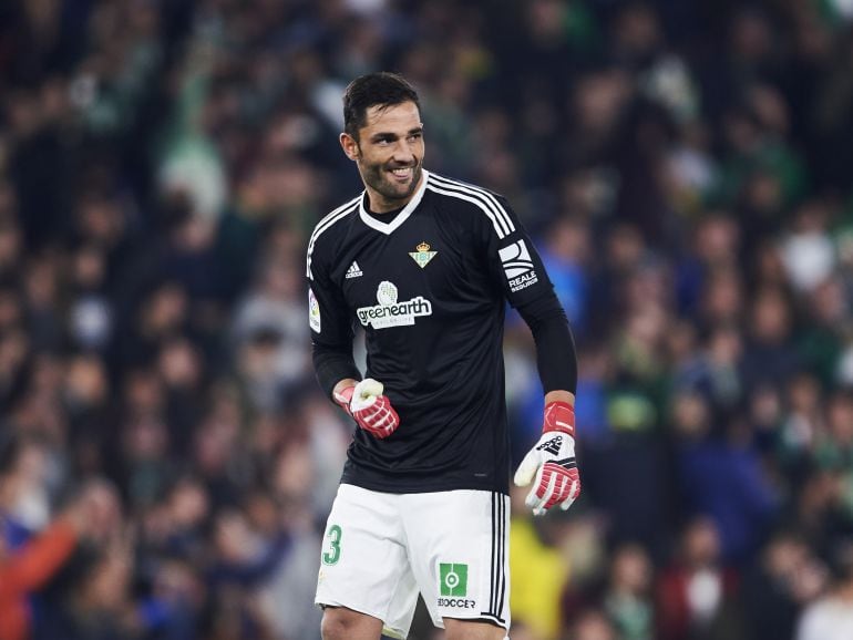 Adán, durante un partido con el Betis