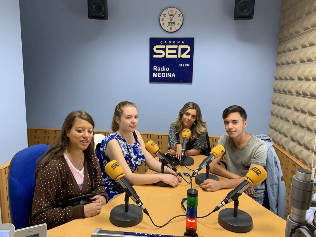 Beatriz, Ana Maritza, Ariana y Gonzalo, en el estudio de Radio Medina