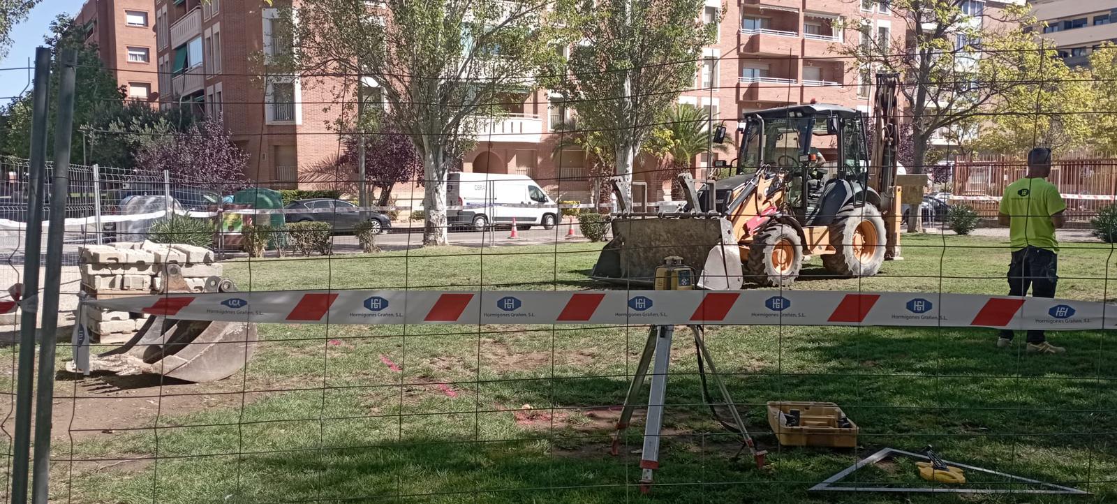 Obras para construir la pista polideportiva en el Parque Los Olivos