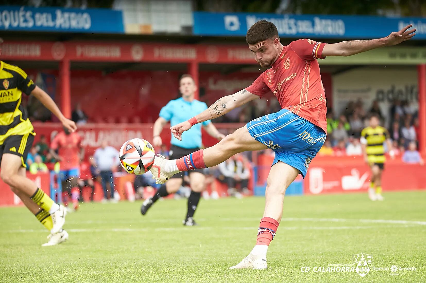 Julen Ekiza dispara a portería en el último partido de liga frente al Deportivo Aragón / CD Calahorra