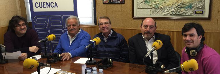 De izquierda a derecha, Paco Auñón, presentador del programa 'Hoy por hoy Cuenca', y los contertulios Luis Esteban Cava, Miguel Blanco, Germán Chamón y Pedro Vallejo.