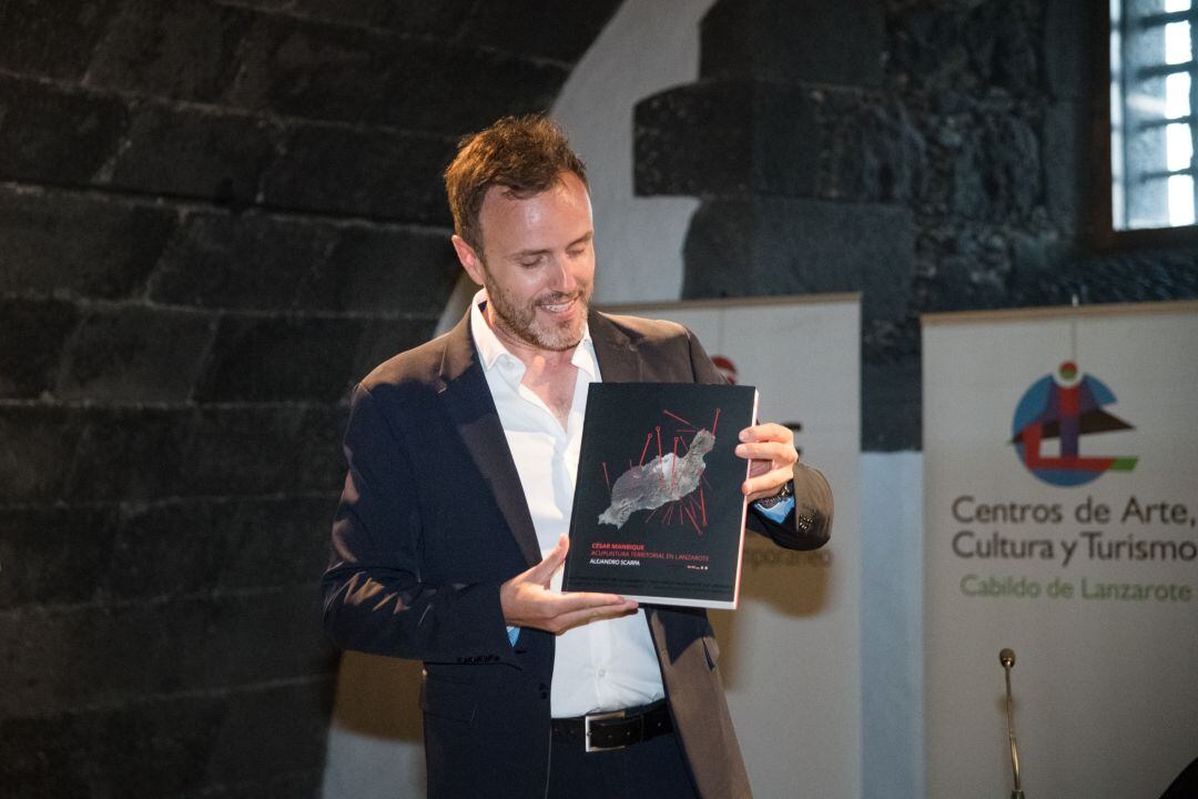 Alejandro Scarpa presentando el libro.