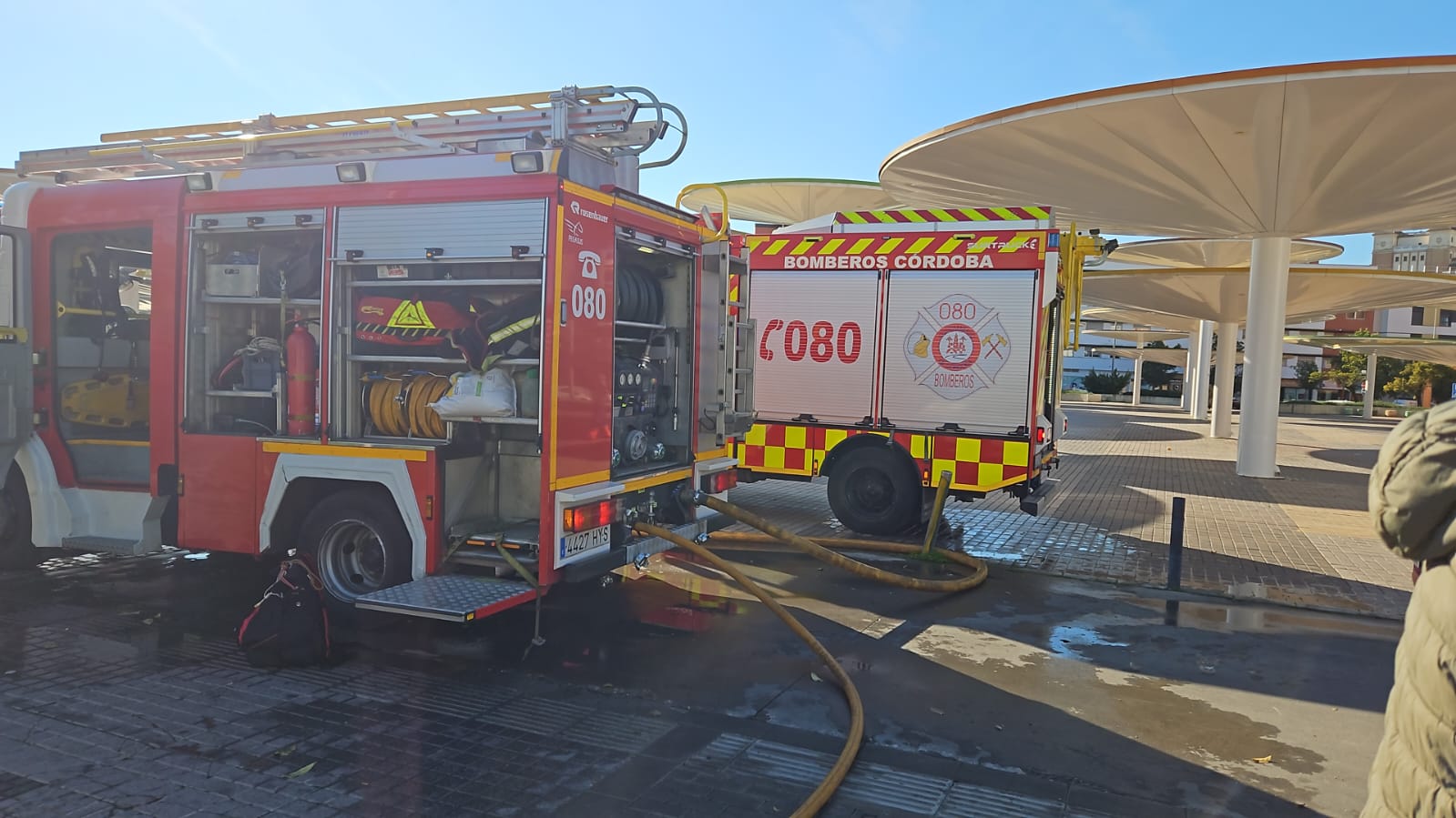 Los bomberos de Córdoba intervienen en el incendio en el centro de Salud Castilla del Pino