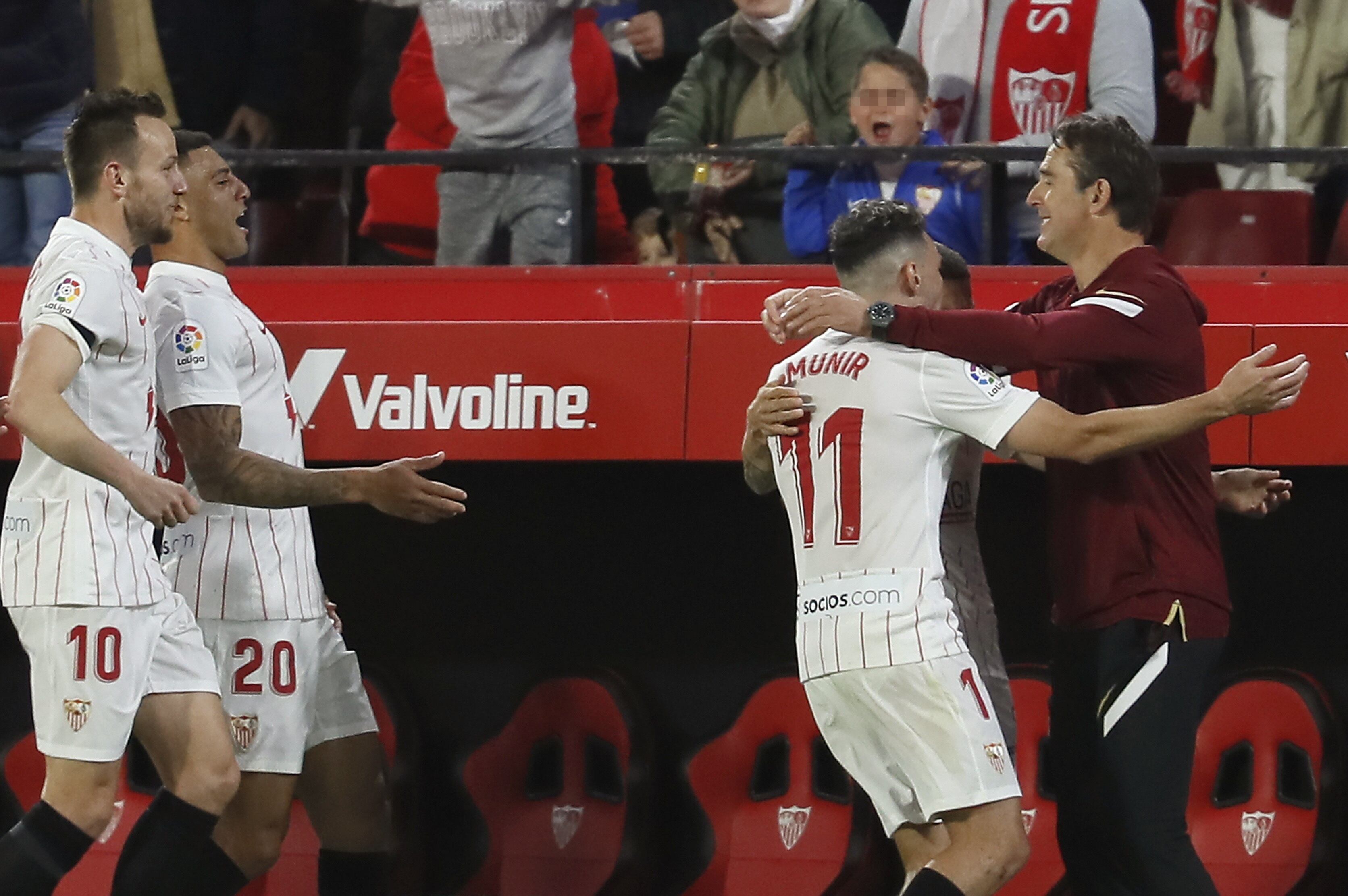 SEVILLA.11/02/2022.- Los jugadores del Sevilla celebran con el técnico del equipo andaluz, Julen Lopetegui, el primer gol del equipo sevillista durante el encuentro correspondiente a la jornada 24 de primera división que disputan hoy viernes frente al Elche en el estadio Sánchez Pizjuán, en Sevilla. EFE/Jose Manuel Vidal.
