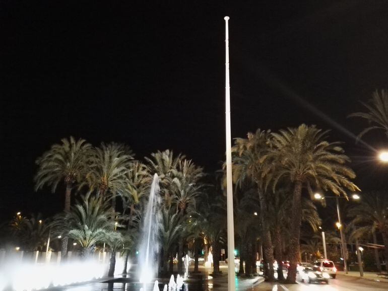 El mástil del Paseo de la Estación sin la bandera