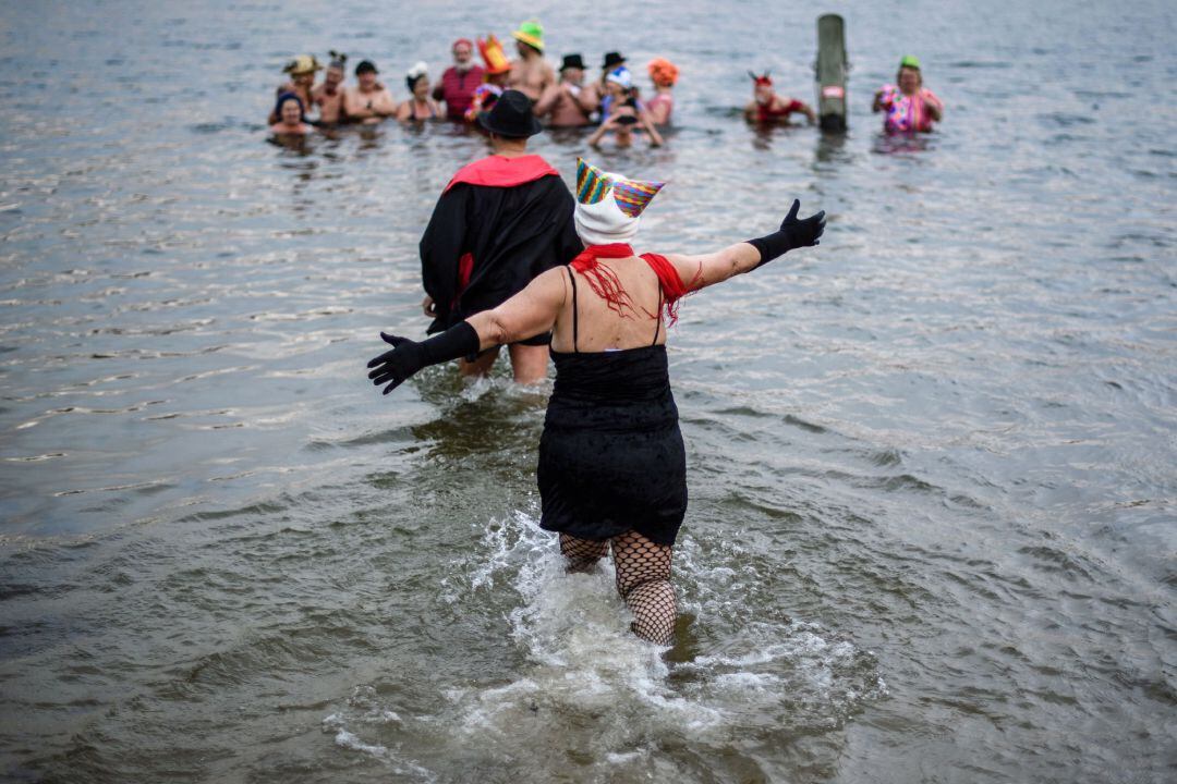 hoy entra en vigor en Alemania, la ley que permite registrarse a los intersexuales como género diverso en el DNI. En la imagen, Berlineses se dan el primer baño del año en las gélidas aguas de Orankesee, un lago de Berlín. 