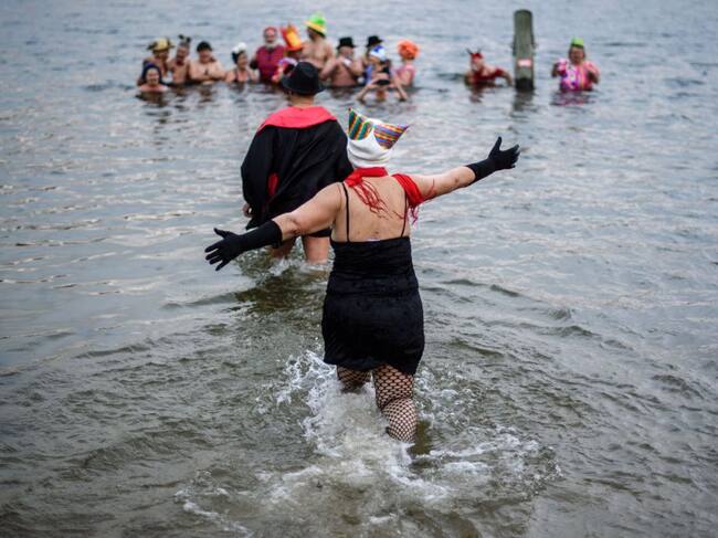 hoy entra en vigor en Alemania, la ley que permite registrarse a los intersexuales como género diverso en el DNI. En la imagen, Berlineses se dan el primer baño del año en las gélidas aguas de Orankesee, un lago de Berlín.