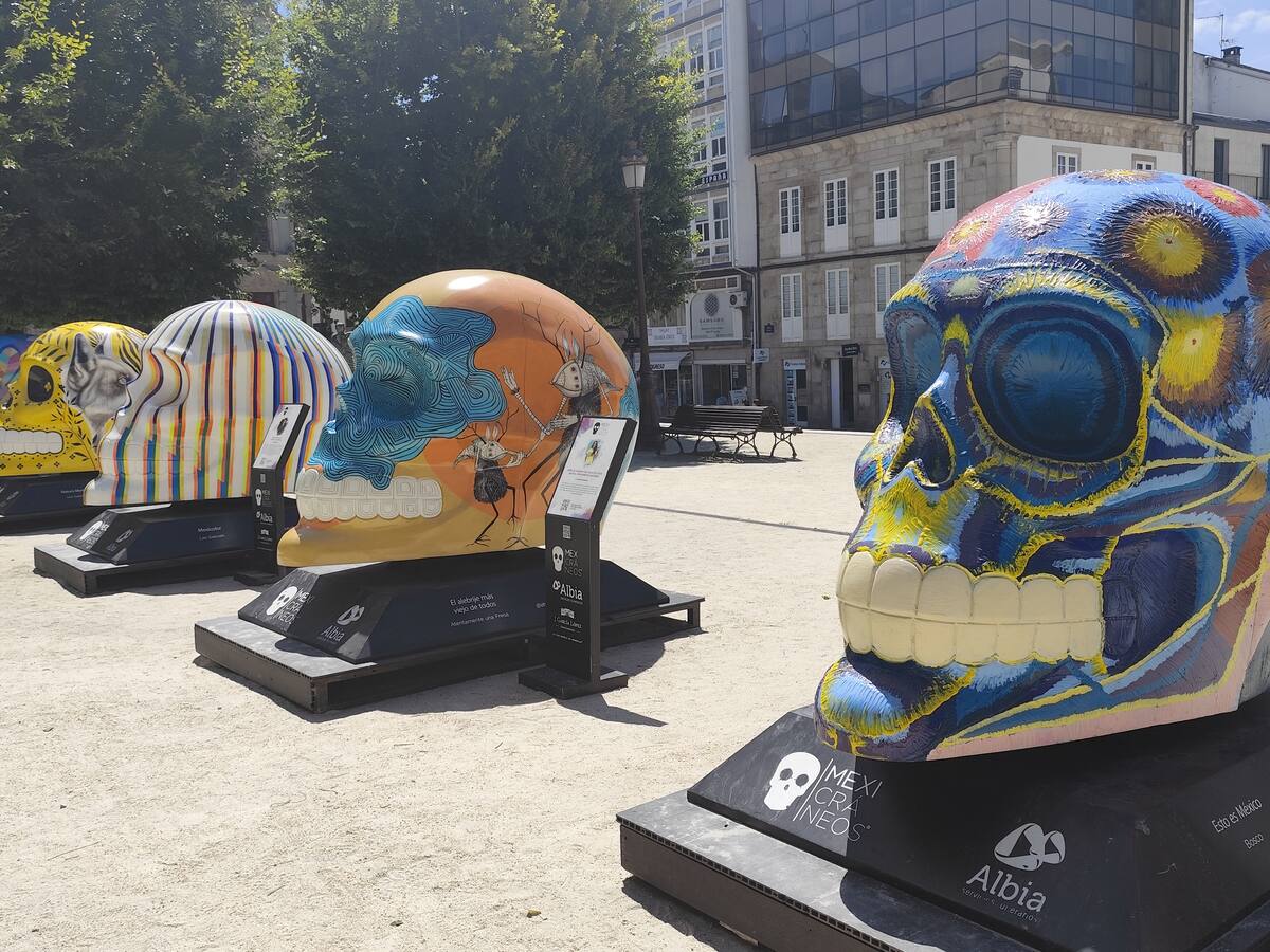'Mexicráneos': diez calaveras de colores gingantescas vigilan la Plaza Mayor de Lugo