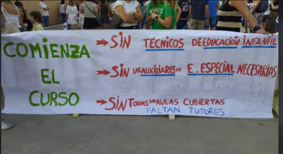 Pancarta a las puertas del colegio Pedro J. Rubio en el inicio del curso