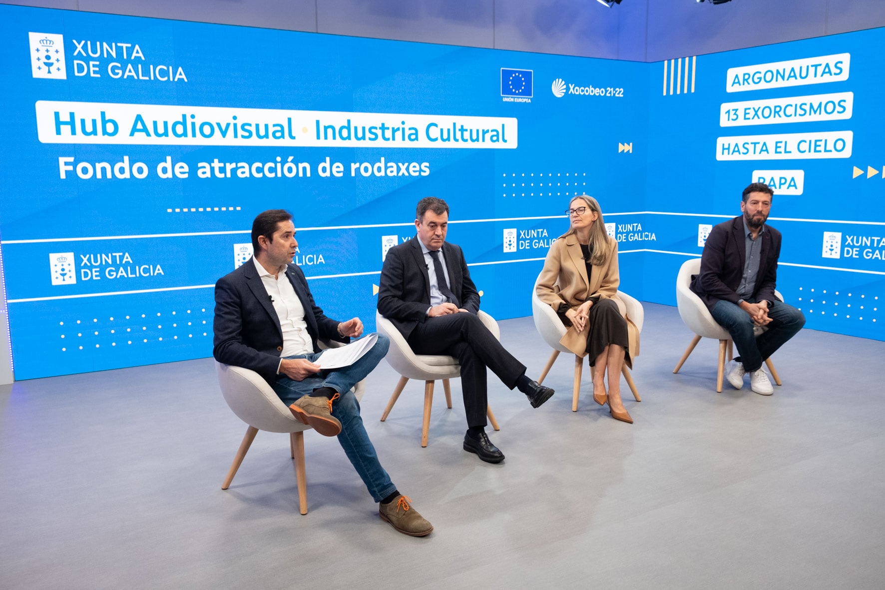 El conselleiro de Cultura, Román Rodríguez (segundo por la izquierda), junto a representantes de las productoras Vaca Films, Bambú y Portocabo