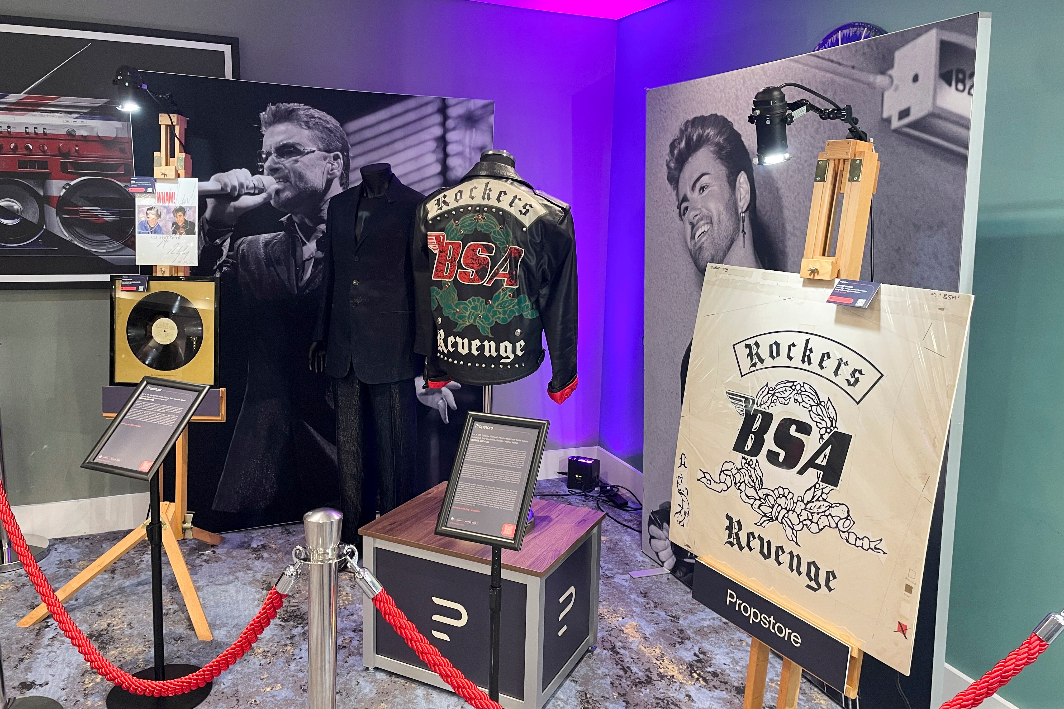 LONDRES, 23/04/2026.- Más de 400 artículos de las grandes estrellas del rock, entre los que se encuentran la guitarra de Slash de Guns N' Roses, el último póster firmado por John Lennon o el micrófono dorado de Queen, saldrán a subasta en Londres el próximo 30 de abril. 