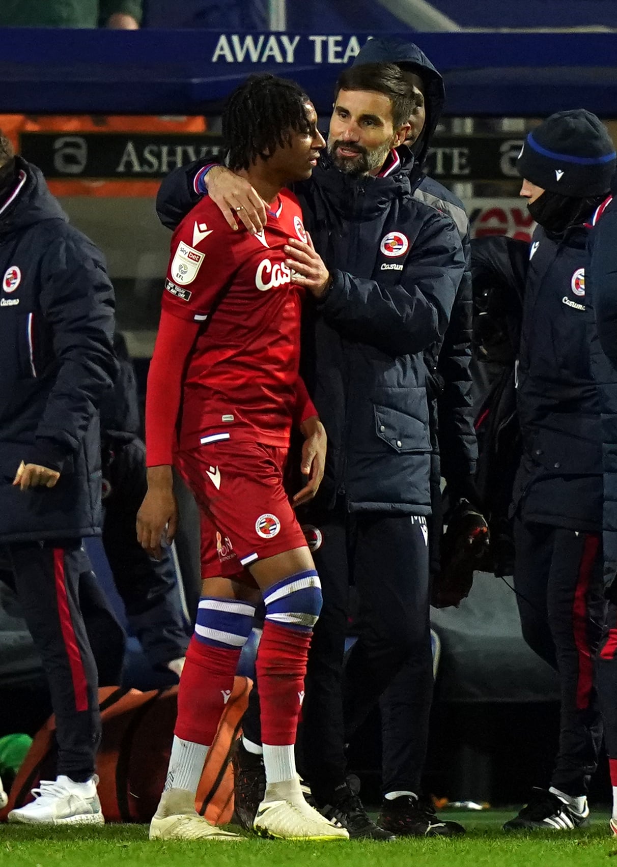 El cuerpo técnico del Reading celebra el gol Michael Olise frente al QPR en Loftus Road. (Tess Derry/PA Images/Getty Images)