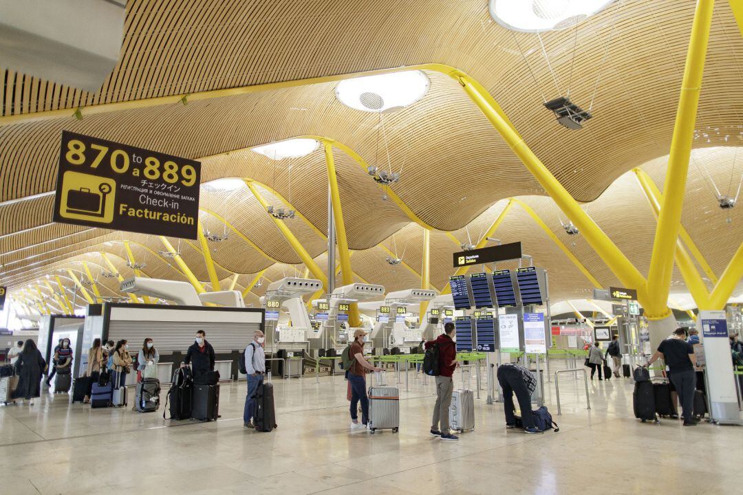 Pasajeros con sus maletas en las instalaciones de la Terminal T4 del Aeropuerto Adolfo Suárez Madrid-Barajas.