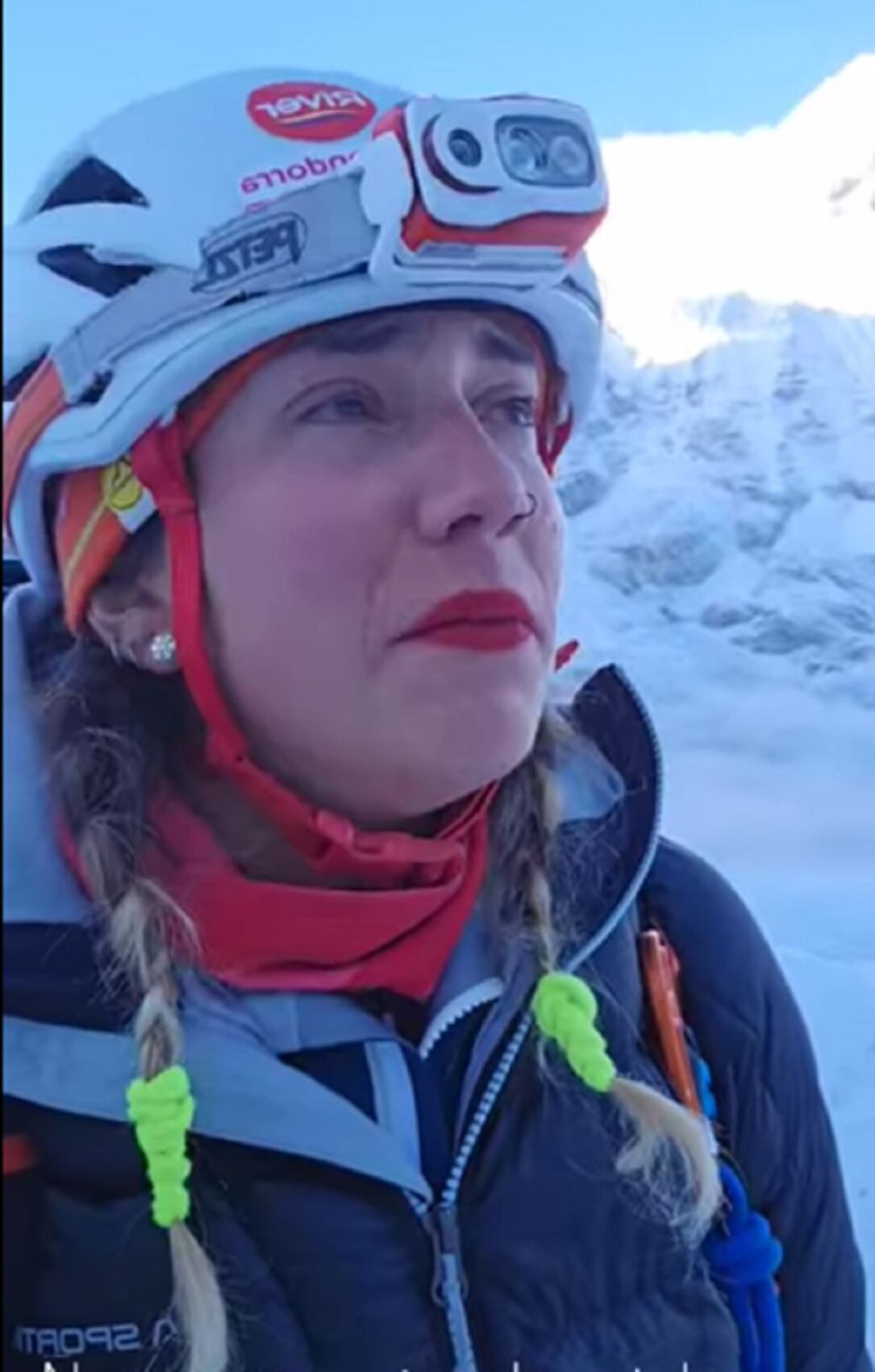 Stefi Troguet anunciant que abandona l'expedició a l'Everest en no acabar de superar els problemes de salut.