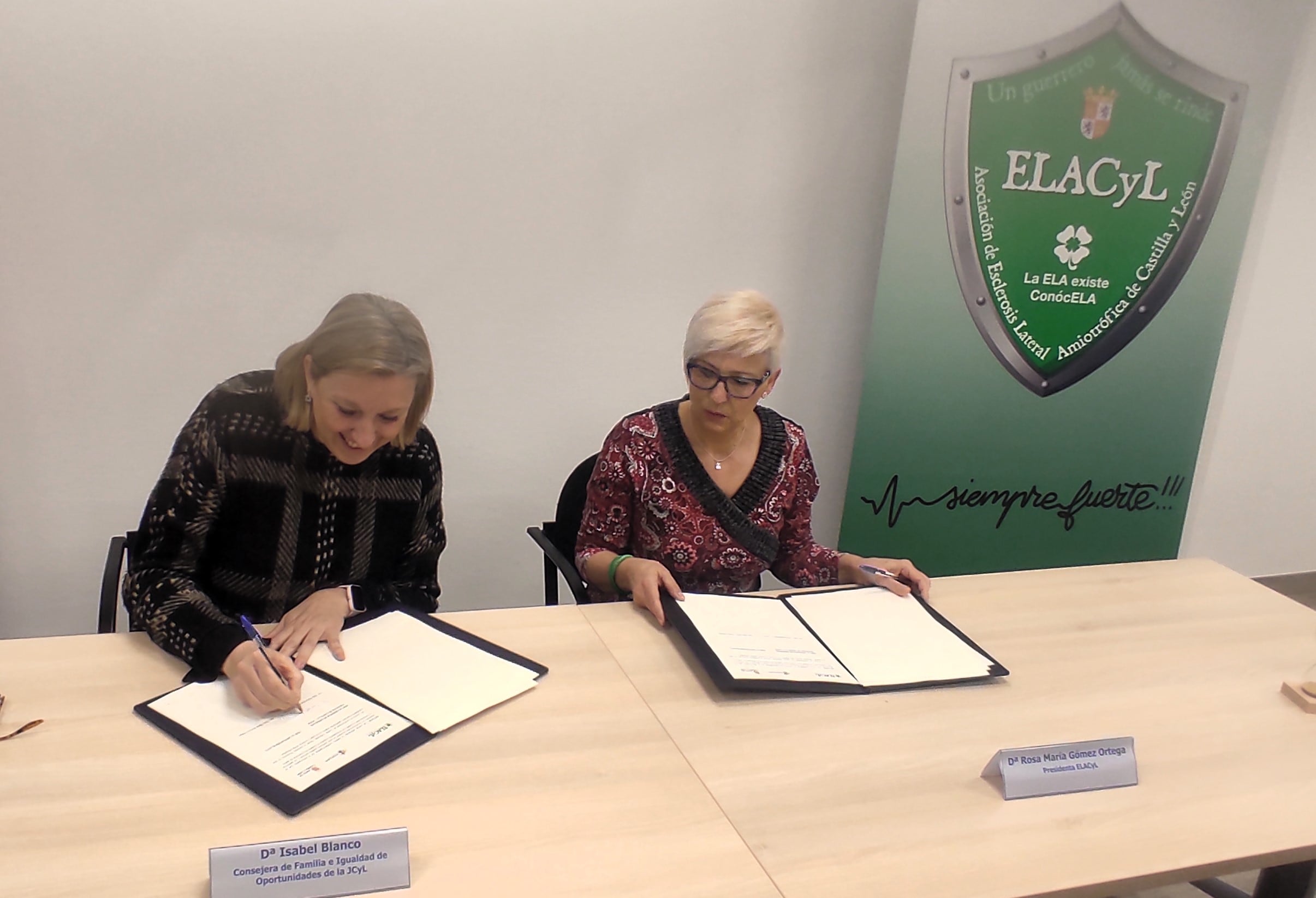 Isabel Blanco, consejera de Familia, firmando la renovación del convenio suscrito con la asociación ELACyL junto a su presidenta, Rosa María Gómez. / Foto: Radio Castilla