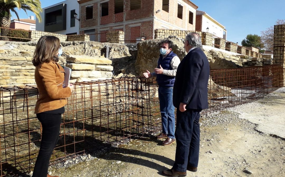 De izquierda a derecha, la jefa del Servicio de Carreteras, Marta Gámez; el delegado de Fomento, Jesús Estrella, y el alcalde de Porcuna, Miguel Moreno, junto a las obras del anfiteatro.