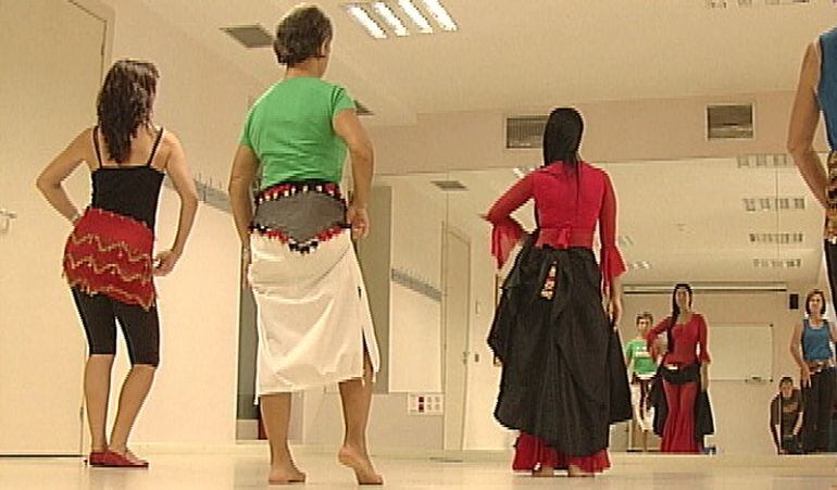 La Danza Oriental cada vez atrae a más mujeres en las aulas del Centro de Igualdad, al igual que otros cursos