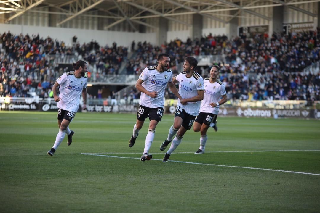 Grego Sierra celebra un gol en El Plantío