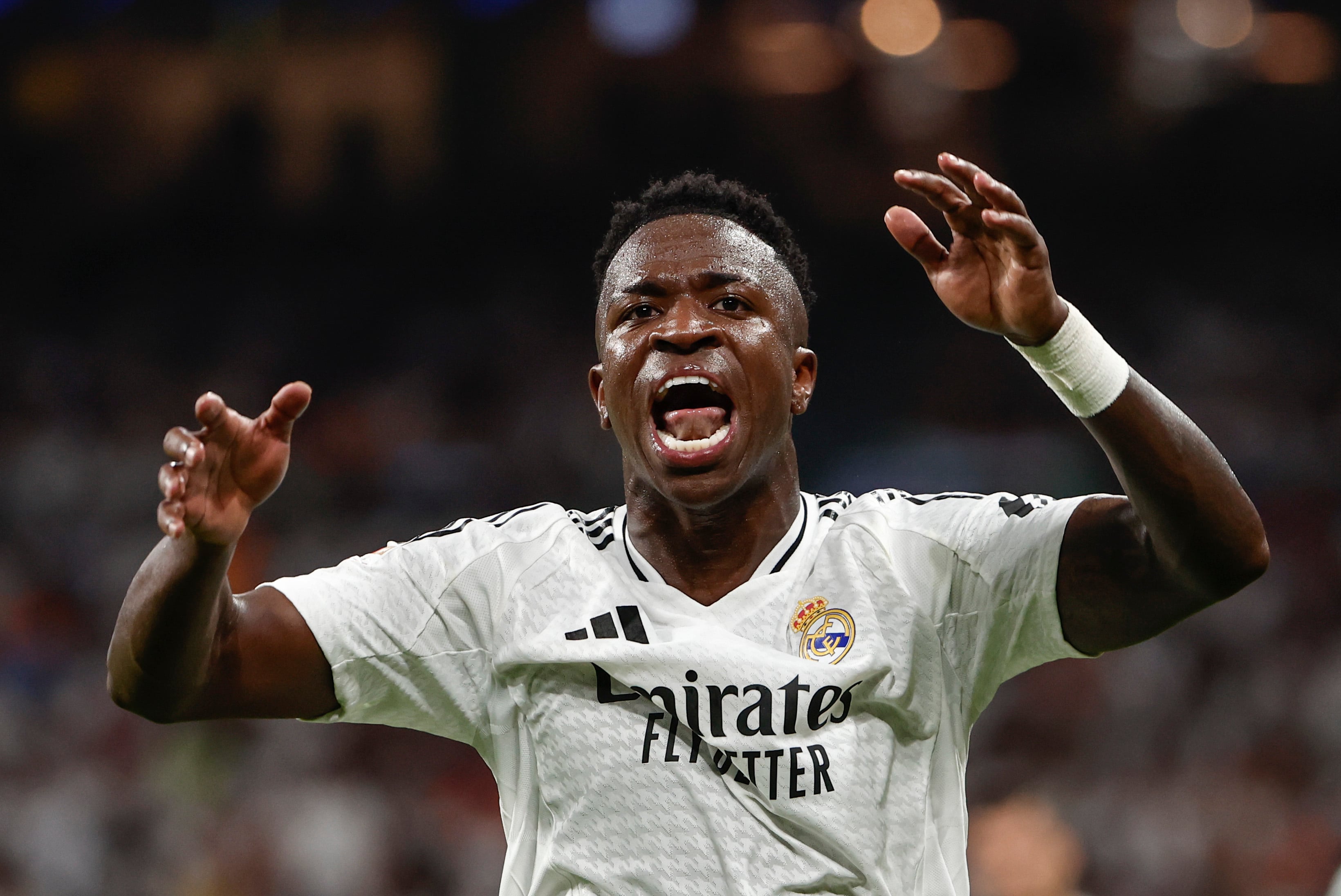 MADRID, 01/09/2024.- El delantero brasileño del Real Madrid Vinicius Jr. protesta durante el partido de la cuarta jornada de LaLiga entre el Real Madrid y el Real Betis, este domingo en el estadio Santiago Bernabéu. EFE/Sergio Pérez
