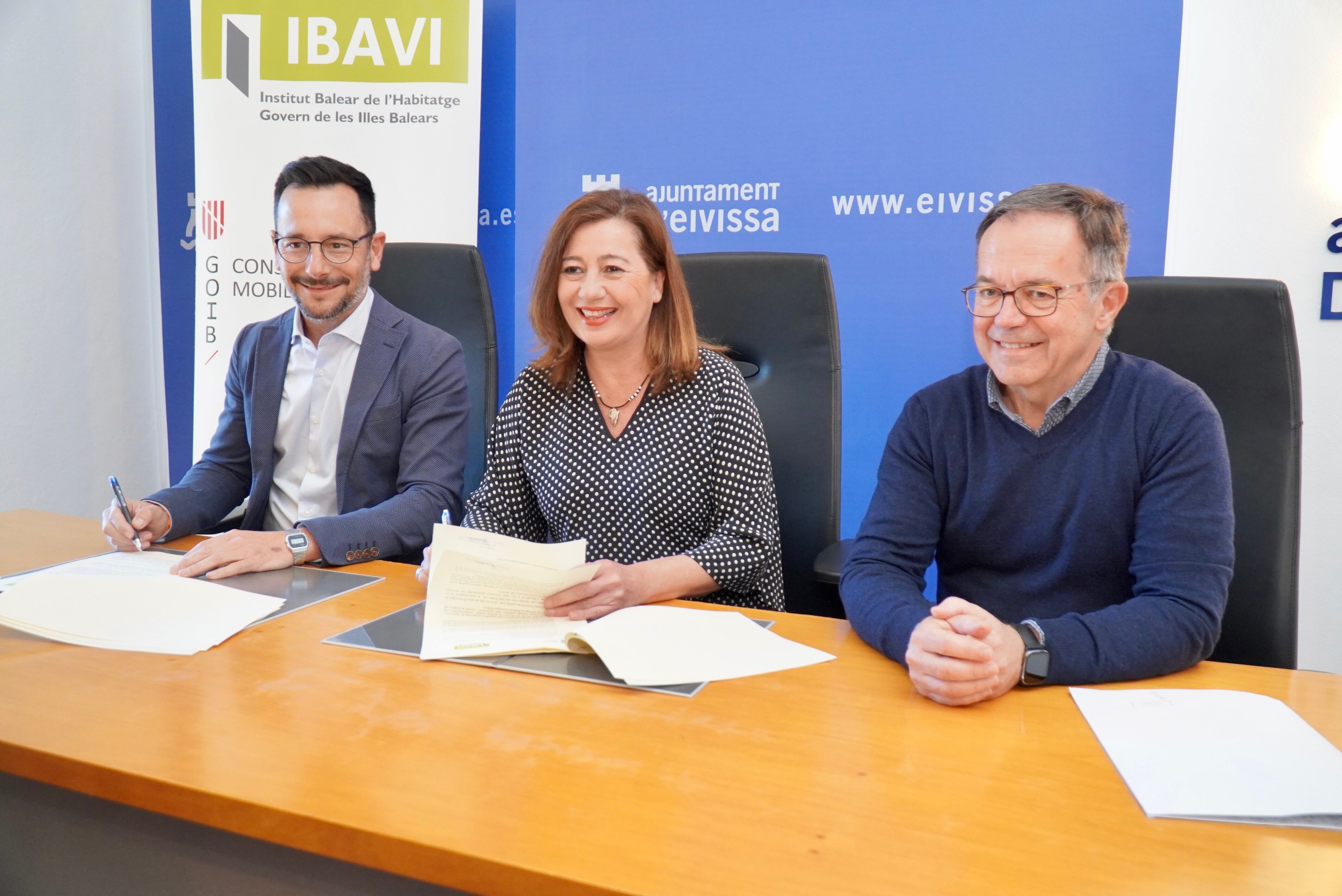 Un momento durante la firma del convenio