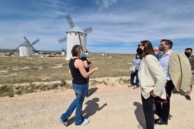 La actriz María Barranco, con el director de la Cadena SER en Castilla La Mancha, Félix Amaya visitando la Sierra de los Molinos en Campo de Criptana