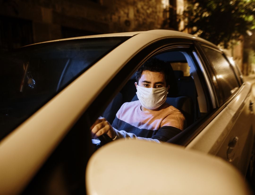 Conductor con mascarilla de noche