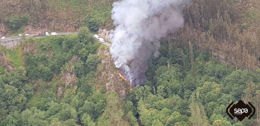 Un conductor muere al caer con su camión por una ladera en Villayón e incendiarse la cabina del vehículo.