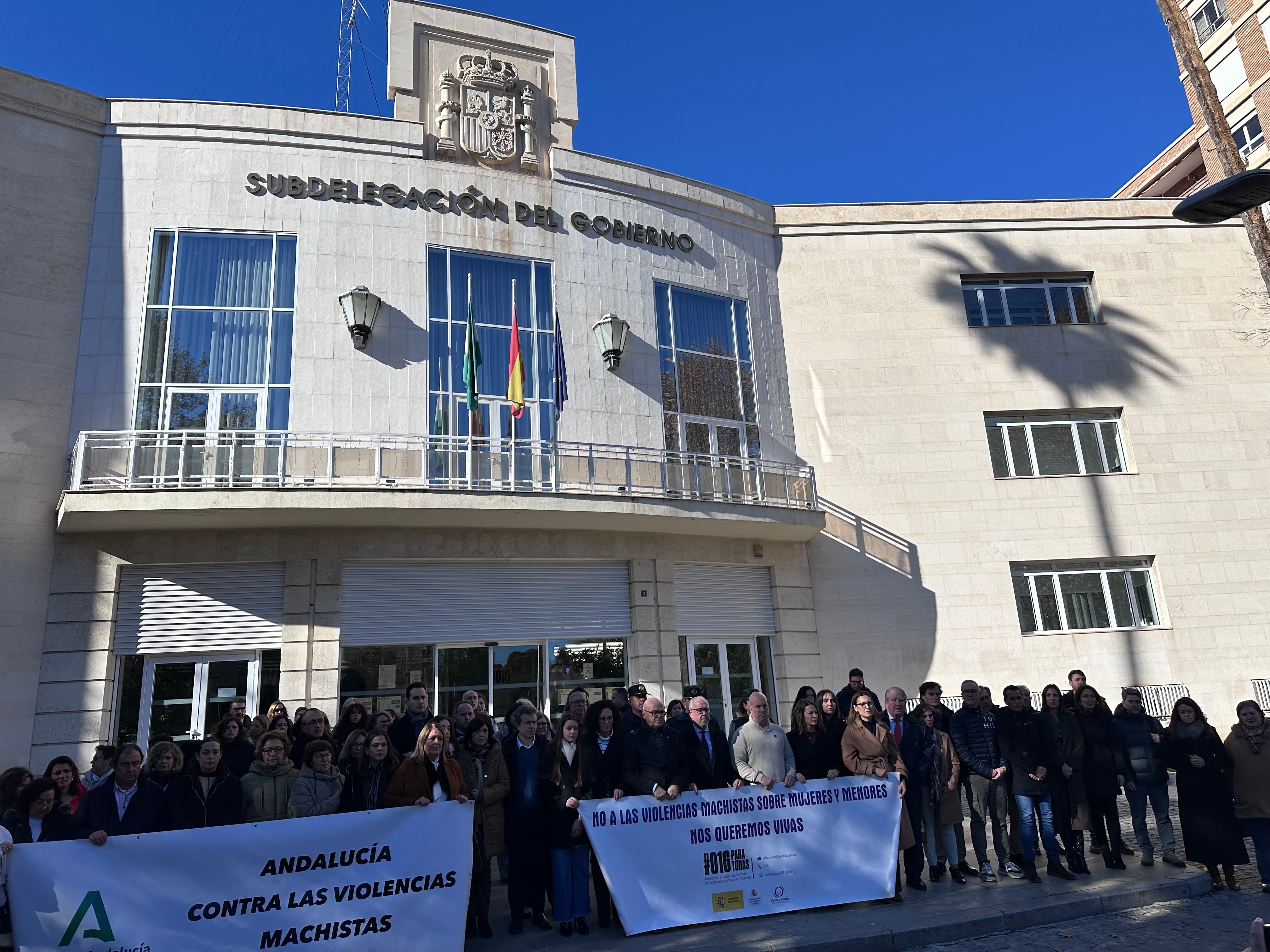 Minuto de silencio a las puertas de la Subdelegación del Gobierno en Jaén por la víctima de crimen machista en Quesada.
