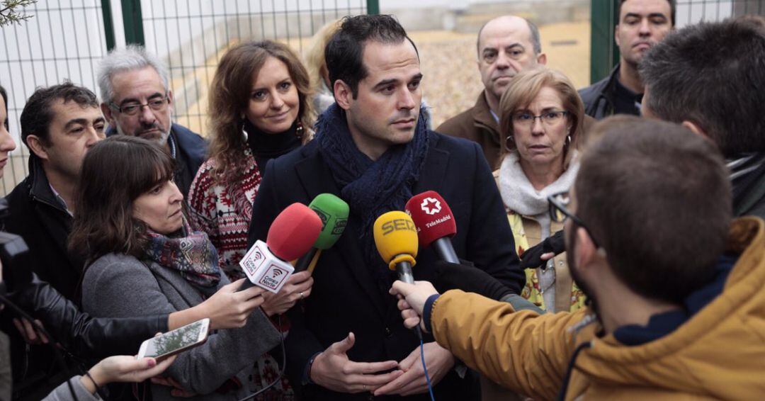 Araceli Gómez junto a Ignacio Aguado y la alcaldesa de El Molar, Yolanda Sanz