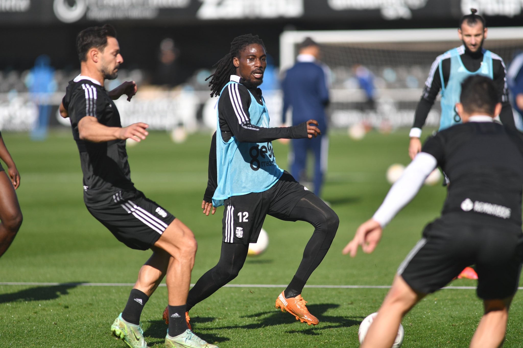 De la Bella, Boateng y Gastón Silva durante el entrenamiento de hoy
