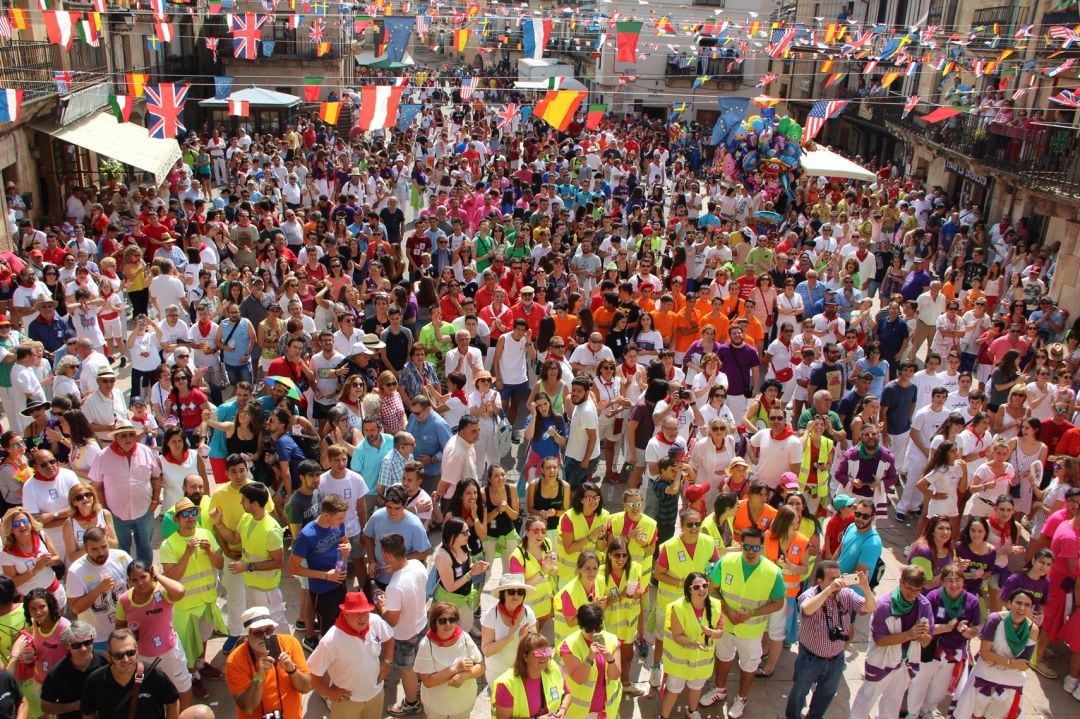 Las peñas se congregan en el pregón de las fiestas de Sepúlveda en años anteriores