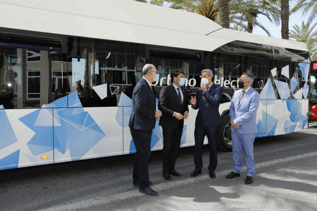 El edil de Transportes y el alcalde conversan con responsables de Vectalia durante la presentación del autobús eléctrico