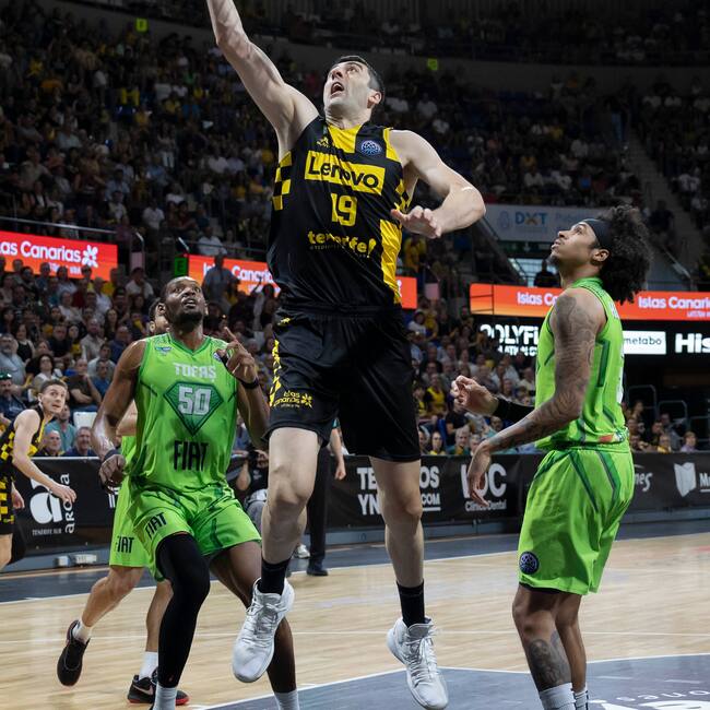 LA LAGUNA (TENERIFE), 17/04/2024.- El pívot del Lenovo Tenerife Giorgi Shermadini (c) entra a canasta, durante el tercer partido de los playoffs de cuartos de final de la Liga de Campeones de baloncesto ante el Tofas Bursa disputado este miércoles en el pabellón Santiago Martín de La Laguna, en Tenerife. EFE/Miguel Barreto