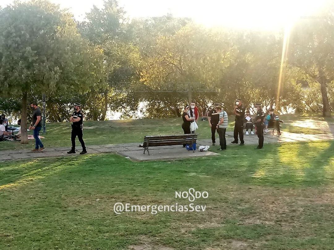 La policía local de Sevilla actuando en el entorno de Plaza de Armas y del río Guadalquivir