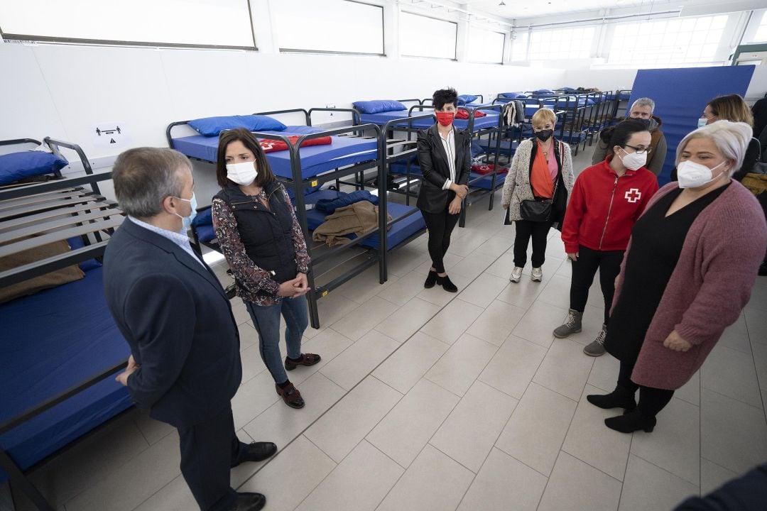 La consejera de Igualdad, Justicia y Políticas Sociales, Beatriz Artolazabal, el coordinador autonómico de Cruz Roja Euskadi, Aitor Allende, voluntarios de Crurz roja en la visita a Hilanderas