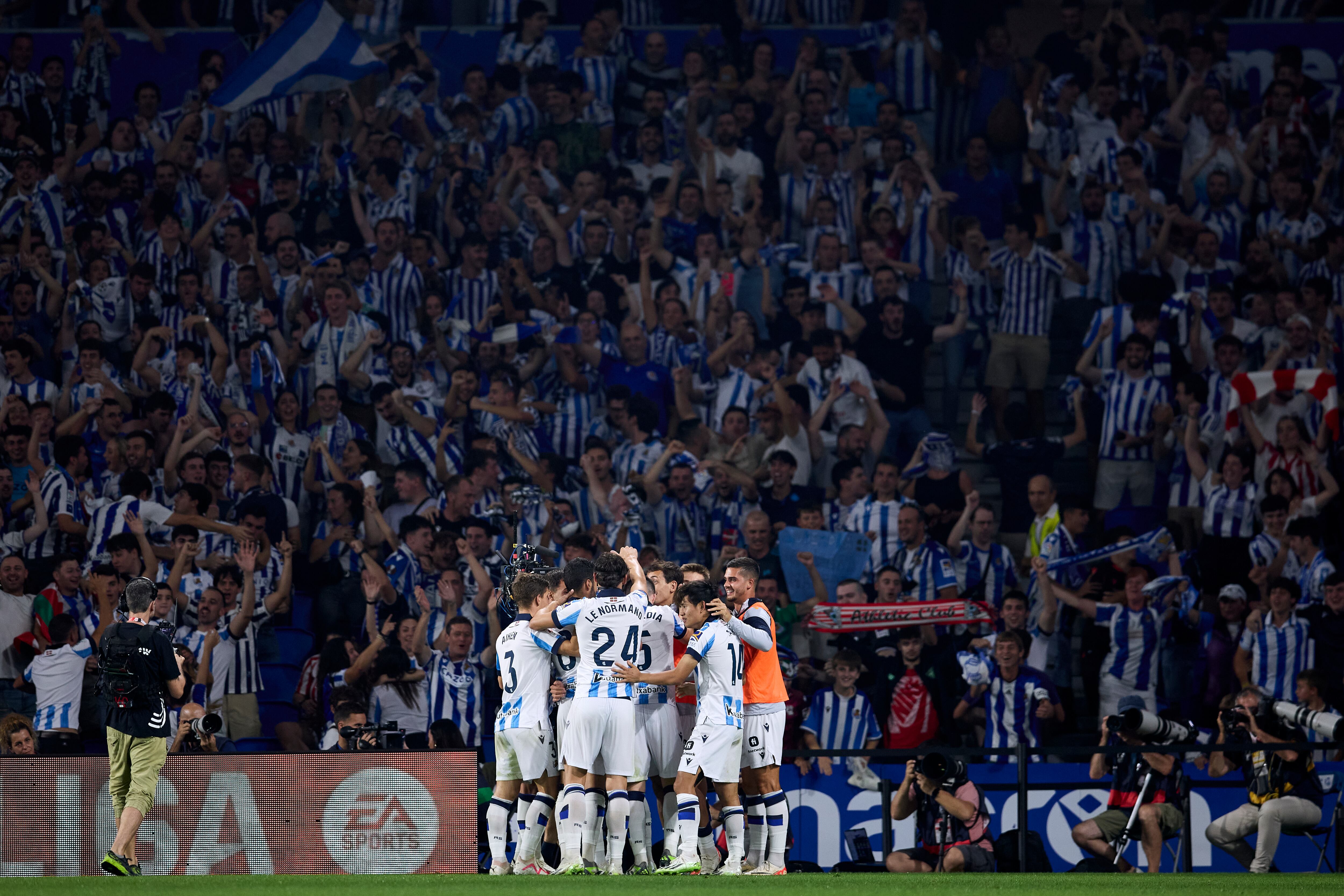 SAN SEBASTIAN, SPAIN - SEPTEMBER 30: Takefusa Kubo of Real Sociedad celebrates with his teammates after scoring his team&#039;s second goal during the LaLiga EA Sports match between Real Sociedad and Athletic Bilbao at Reale Arena on September 30, 2023 in San Sebastian, Spain. (Photo by Ion Alcoba/Quality Sport Images/Getty Images)