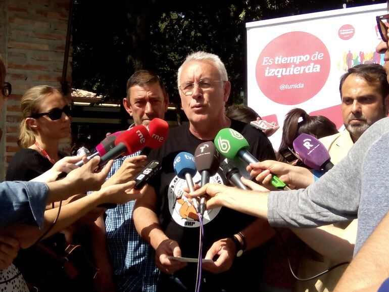 Cayo Lara atiende a los periodistas en Toledo