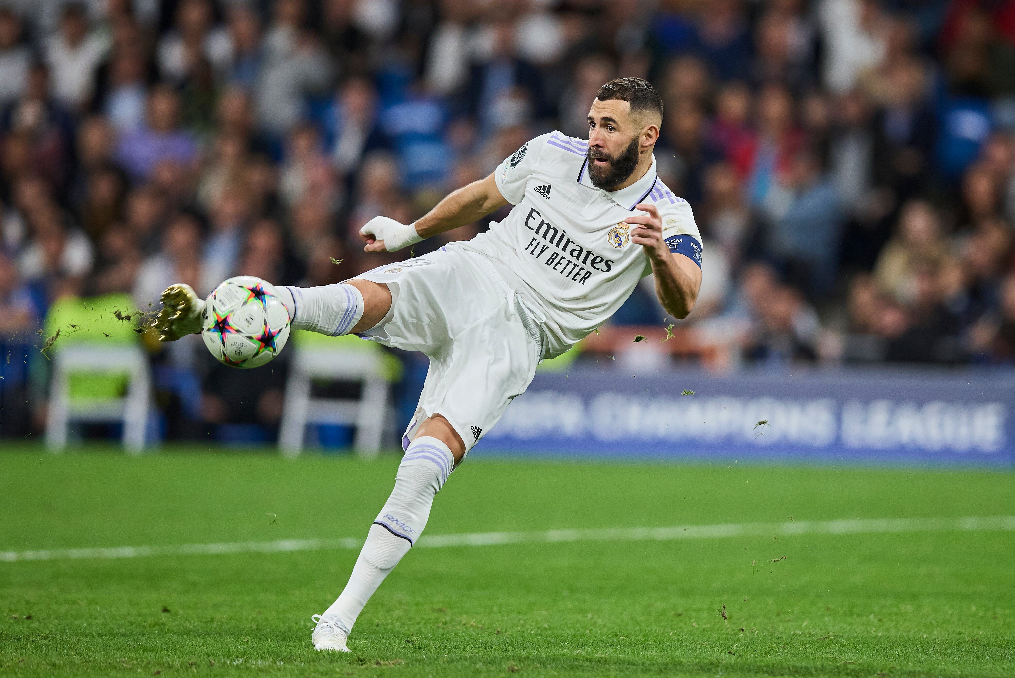 Benzema remata un balón en el partido ante el Celtic.